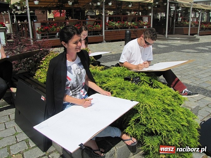 Zdjęcie w galerii na portalu naszraciborz.pl: Studenci PWSZ szkicują w plenerze wiadomości z regionu