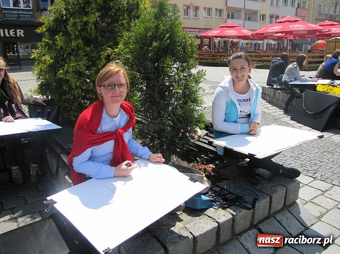 Zdjęcie w galerii na portalu naszraciborz.pl: Studenci PWSZ szkicują w plenerze wiadomości z regionu