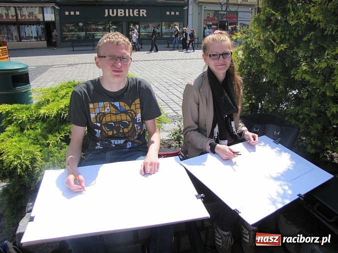 Zdjęcie w galerii na portalu naszraciborz.pl: Studenci PWSZ szkicują w plenerze wiadomości z regionu