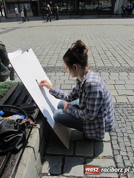 Zdjęcie w galerii na portalu naszraciborz.pl: Studenci PWSZ szkicują w plenerze wiadomości z regionu