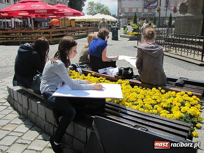 Zdjęcie w galerii na portalu naszraciborz.pl: Studenci PWSZ szkicują w plenerze wiadomości z regionu