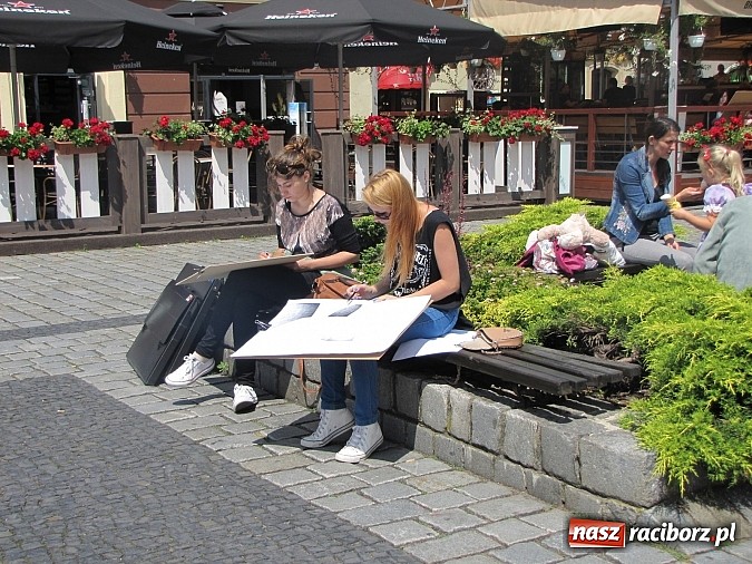 Zdjęcie w galerii na portalu naszraciborz.pl: Studenci PWSZ szkicują w plenerze wiadomości z regionu