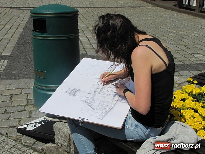 Zdjęcie w galerii na portalu naszraciborz.pl: Studenci PWSZ szkicują w plenerze wiadomości z regionu