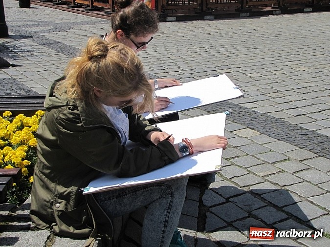 Zdjęcie w galerii na portalu naszraciborz.pl: Studenci PWSZ szkicują w plenerze wiadomości z regionu