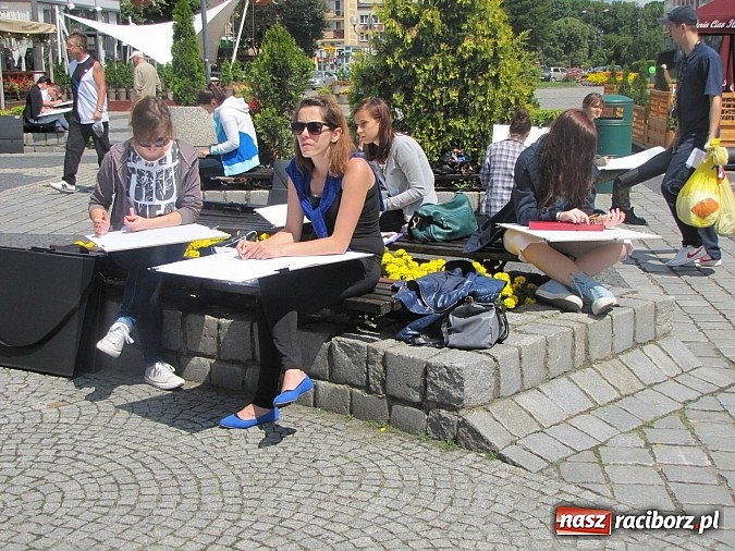 Zdjęcie w galerii na portalu naszraciborz.pl: Studenci PWSZ szkicują w plenerze wiadomości z regionu