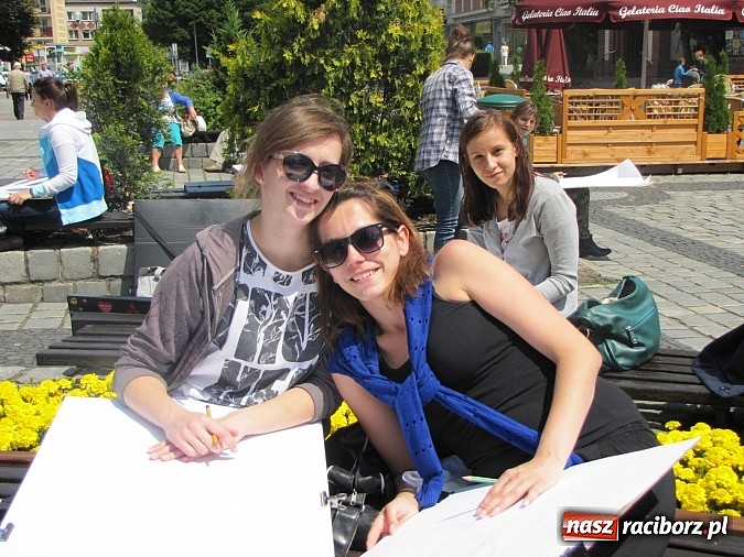 Zdjęcie w galerii na portalu naszraciborz.pl: Studenci PWSZ szkicują w plenerze wiadomości z regionu