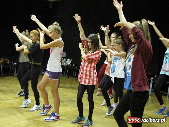 Zdjęcie w galerii na portalu naszraciborz.pl: Tanecznym krokiem rozpoczęli wakacje. Pierwsze warsztaty w RCK wiadomości z regionu