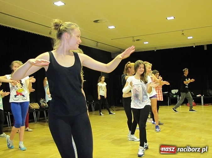 Zdjęcie w galerii na portalu naszraciborz.pl: Tanecznym krokiem rozpoczęli wakacje. Pierwsze warsztaty w RCK wiadomości z regionu