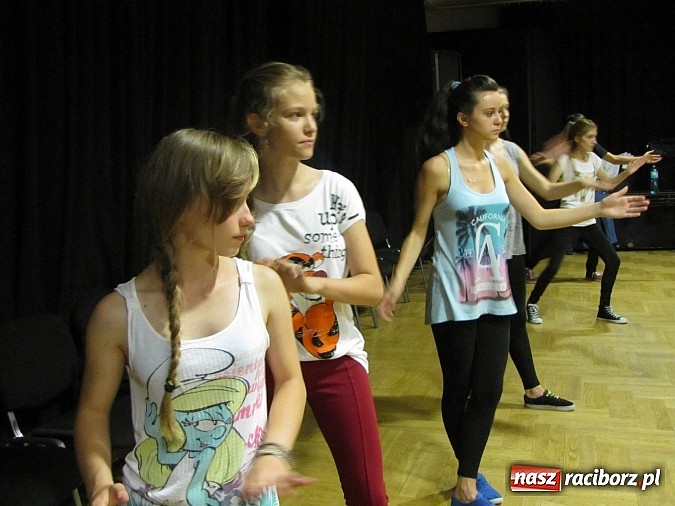Zdjęcie w galerii na portalu naszraciborz.pl: Tanecznym krokiem rozpoczęli wakacje. Pierwsze warsztaty w RCK wiadomości z regionu