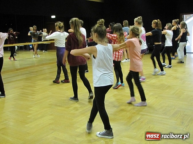 Zdjęcie w galerii na portalu naszraciborz.pl: Tanecznym krokiem rozpoczęli wakacje. Pierwsze warsztaty w RCK wiadomości z regionu