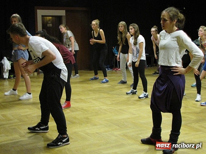 Zdjęcie w galerii na portalu naszraciborz.pl: Tanecznym krokiem rozpoczęli wakacje. Pierwsze warsztaty w RCK wiadomości z regionu
