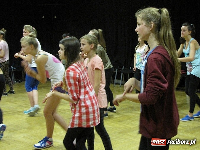 Zdjęcie w galerii na portalu naszraciborz.pl: Tanecznym krokiem rozpoczęli wakacje. Pierwsze warsztaty w RCK wiadomości z regionu