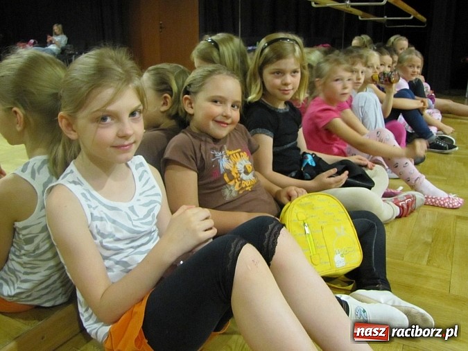 Zdjęcie w galerii na portalu naszraciborz.pl: Tanecznym krokiem rozpoczęli wakacje. Pierwsze warsztaty w RCK wiadomości z regionu