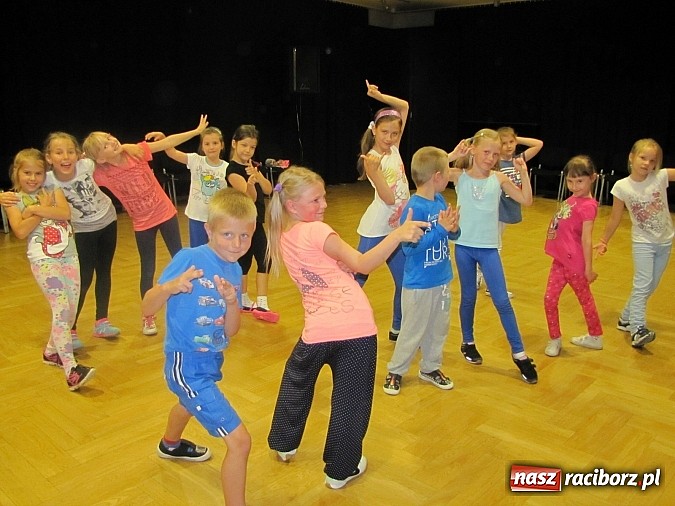 Zdjęcie w galerii na portalu naszraciborz.pl: Tanecznym krokiem rozpoczęli wakacje. Pierwsze warsztaty w RCK wiadomości z regionu
