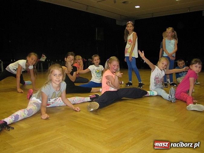 Zdjęcie w galerii na portalu naszraciborz.pl: Tanecznym krokiem rozpoczęli wakacje. Pierwsze warsztaty w RCK wiadomości z regionu