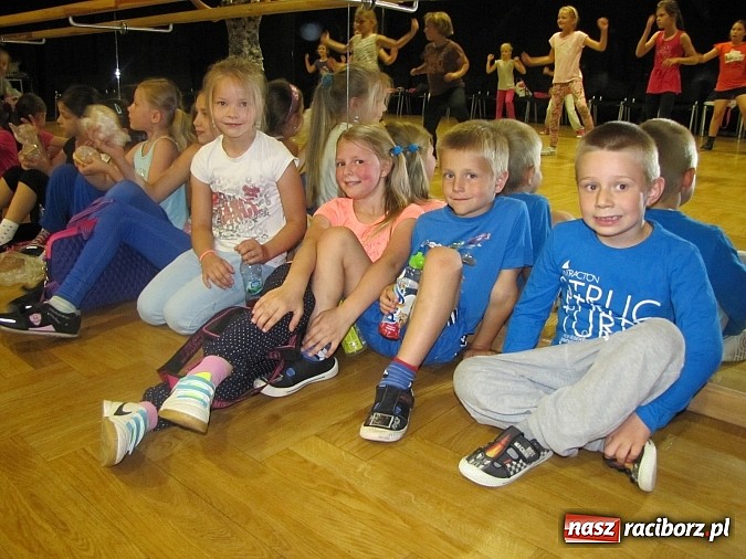 Zdjęcie w galerii na portalu naszraciborz.pl: Tanecznym krokiem rozpoczęli wakacje. Pierwsze warsztaty w RCK wiadomości z regionu