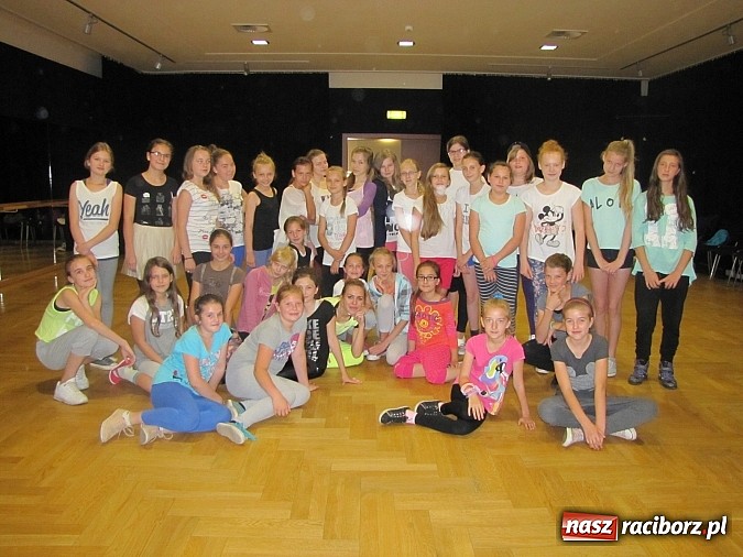 Zdjęcie w galerii na portalu naszraciborz.pl: Tanecznym krokiem rozpoczęli wakacje. Pierwsze warsztaty w RCK wiadomości z regionu