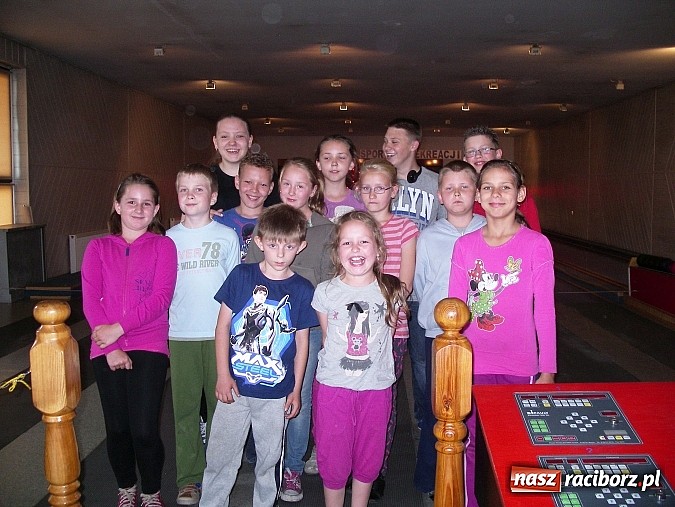 Zdjęcie w galerii na portalu naszraciborz.pl: Wychowankowie MDK bawili się na kręgielni wiadomości z regionu