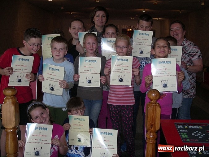 Zdjęcie w galerii na portalu naszraciborz.pl: Wychowankowie MDK bawili się na kręgielni wiadomości z regionu