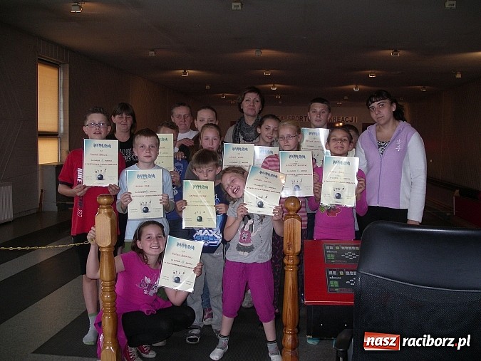 Zdjęcie w galerii na portalu naszraciborz.pl: Wychowankowie MDK bawili się na kręgielni wiadomości z regionu
