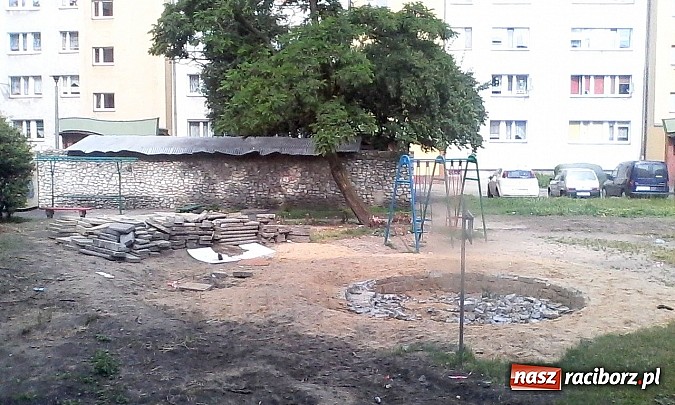 Zdjęcie w galerii na portalu naszraciborz.pl: Czytelnik pyta: Plac zabaw czy gruzowisko? wiadomości z regionu