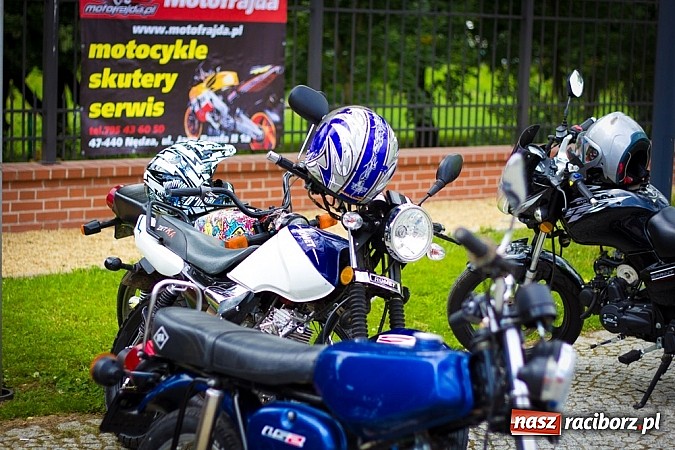Zdjęcie w galerii na portalu naszraciborz.pl: Bezpieczniej na motorowerze. Skutery zjechały na zamek wiadomości z regionu