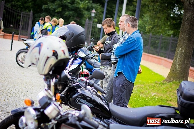 Zdjęcie w galerii na portalu naszraciborz.pl: Bezpieczniej na motorowerze. Skutery zjechały na zamek wiadomości z regionu