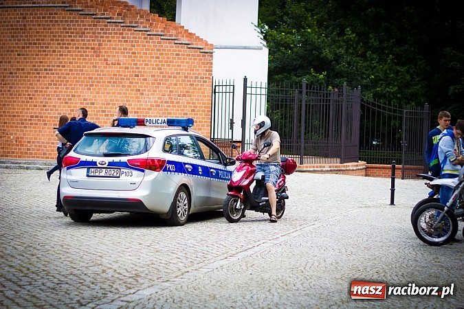Zdjęcie w galerii na portalu naszraciborz.pl: Bezpieczniej na motorowerze. Skutery zjechały na zamek wiadomości z regionu