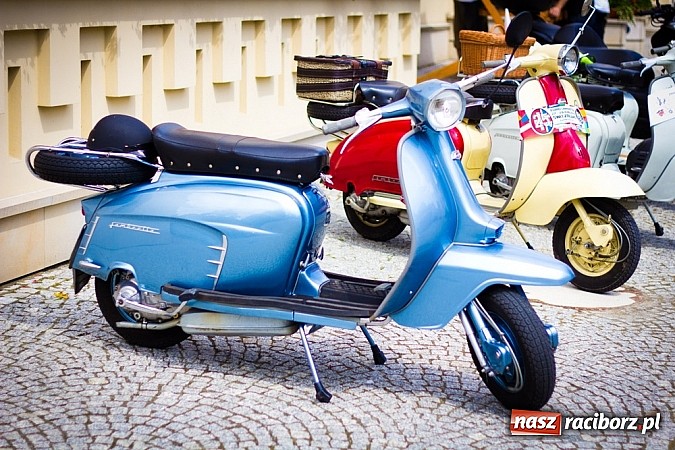 Zdjęcie w galerii na portalu naszraciborz.pl: Bezpieczniej na motorowerze. Skutery zjechały na zamek wiadomości z regionu