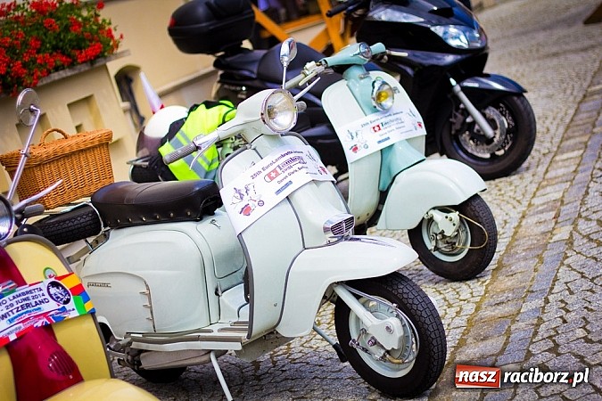 Zdjęcie w galerii na portalu naszraciborz.pl: Bezpieczniej na motorowerze. Skutery zjechały na zamek wiadomości z regionu