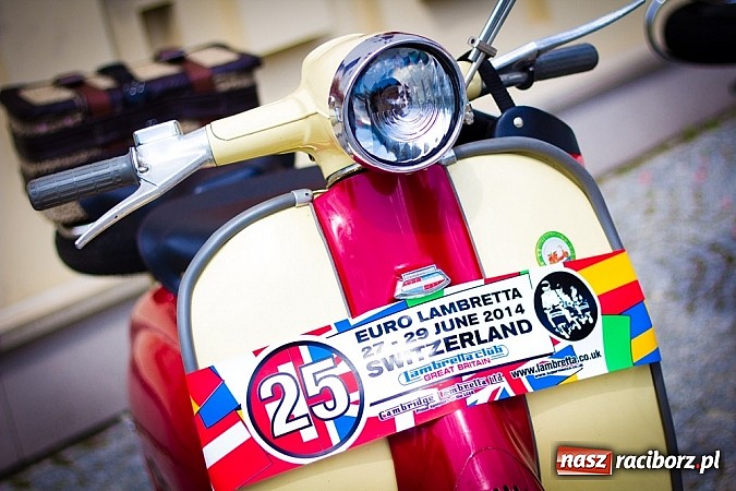 Zdjęcie w galerii na portalu naszraciborz.pl: Bezpieczniej na motorowerze. Skutery zjechały na zamek wiadomości z regionu