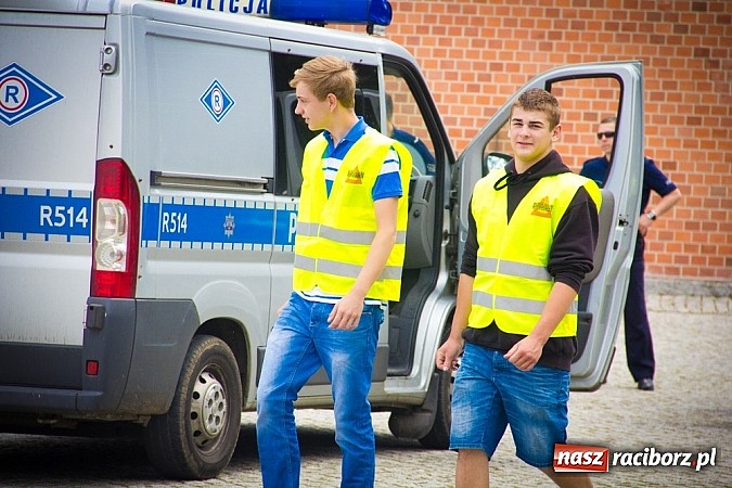 Zdjęcie w galerii na portalu naszraciborz.pl: Bezpieczniej na motorowerze. Skutery zjechały na zamek wiadomości z regionu