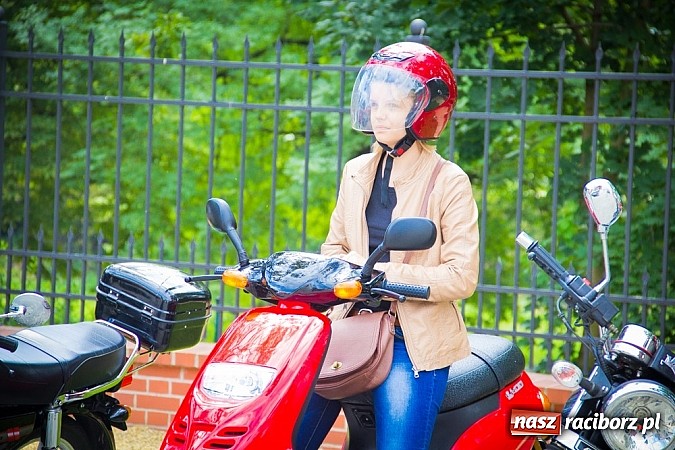 Zdjęcie w galerii na portalu naszraciborz.pl: Bezpieczniej na motorowerze. Skutery zjechały na zamek wiadomości z regionu