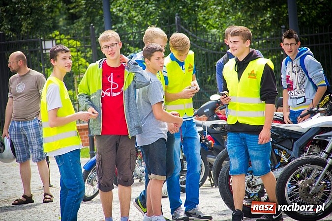 Zdjęcie w galerii na portalu naszraciborz.pl: Bezpieczniej na motorowerze. Skutery zjechały na zamek wiadomości z regionu