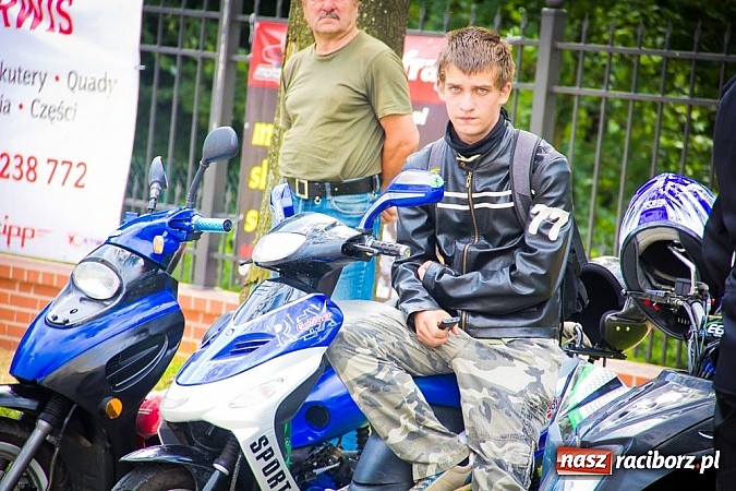 Zdjęcie w galerii na portalu naszraciborz.pl: Bezpieczniej na motorowerze. Skutery zjechały na zamek wiadomości z regionu