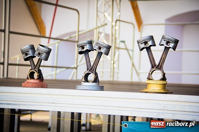 Zdjęcie w galerii na portalu naszraciborz.pl: Bezpieczniej na motorowerze. Skutery zjechały na zamek wiadomości z regionu