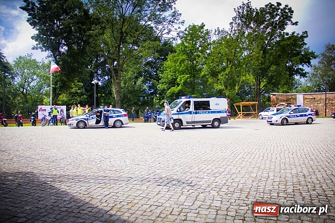 Zdjęcie w galerii na portalu naszraciborz.pl: Bezpieczniej na motorowerze. Skutery zjechały na zamek wiadomości z regionu