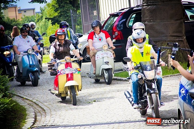 Zdjęcie w galerii na portalu naszraciborz.pl: Bezpieczniej na motorowerze. Skutery zjechały na zamek wiadomości z regionu