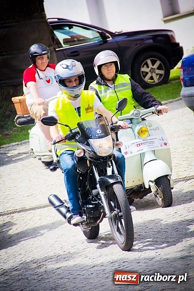 Zdjęcie w galerii na portalu naszraciborz.pl: Bezpieczniej na motorowerze. Skutery zjechały na zamek wiadomości z regionu