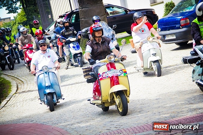 Zdjęcie w galerii na portalu naszraciborz.pl: Bezpieczniej na motorowerze. Skutery zjechały na zamek wiadomości z regionu