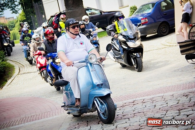 Zdjęcie w galerii na portalu naszraciborz.pl: Bezpieczniej na motorowerze. Skutery zjechały na zamek wiadomości z regionu