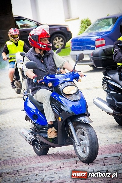 Zdjęcie w galerii na portalu naszraciborz.pl: Bezpieczniej na motorowerze. Skutery zjechały na zamek wiadomości z regionu