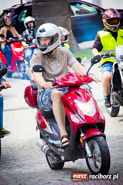 Zdjęcie w galerii na portalu naszraciborz.pl: Bezpieczniej na motorowerze. Skutery zjechały na zamek wiadomości z regionu