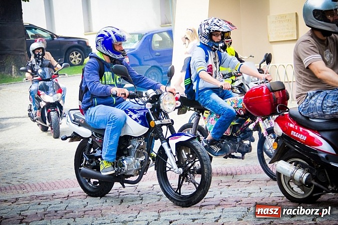 Zdjęcie w galerii na portalu naszraciborz.pl: Bezpieczniej na motorowerze. Skutery zjechały na zamek wiadomości z regionu