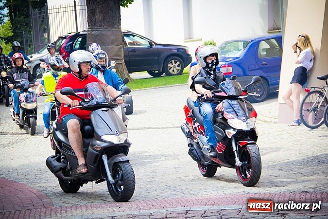 Zdjęcie w galerii na portalu naszraciborz.pl: Bezpieczniej na motorowerze. Skutery zjechały na zamek wiadomości z regionu