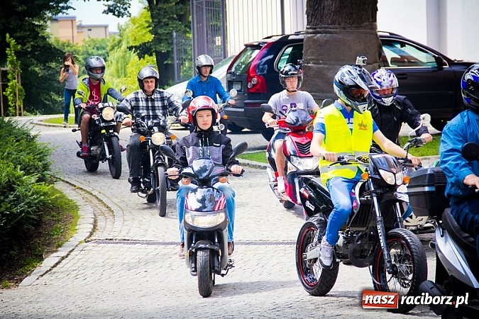 Zdjęcie w galerii na portalu naszraciborz.pl: Bezpieczniej na motorowerze. Skutery zjechały na zamek wiadomości z regionu