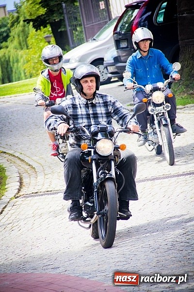 Zdjęcie w galerii na portalu naszraciborz.pl: Bezpieczniej na motorowerze. Skutery zjechały na zamek wiadomości z regionu