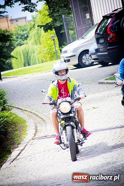 Zdjęcie w galerii na portalu naszraciborz.pl: Bezpieczniej na motorowerze. Skutery zjechały na zamek wiadomości z regionu