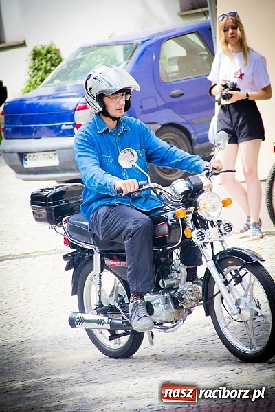 Zdjęcie w galerii na portalu naszraciborz.pl: Bezpieczniej na motorowerze. Skutery zjechały na zamek wiadomości z regionu