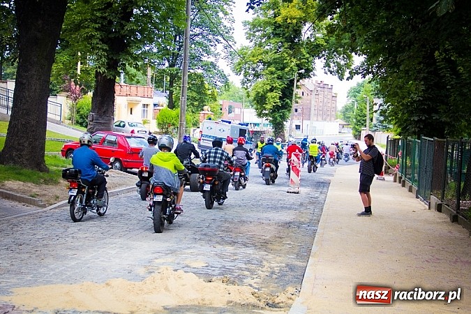 Zdjęcie w galerii na portalu naszraciborz.pl: Bezpieczniej na motorowerze. Skutery zjechały na zamek wiadomości z regionu